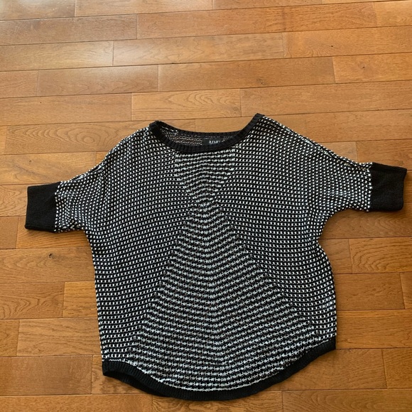 ❤️Women’s Open Knit Sweater/Top-Black/White❤️ - Picture 3 of 8